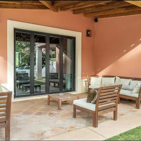 Villa Colorful With Pool By Otyna Am Estoril